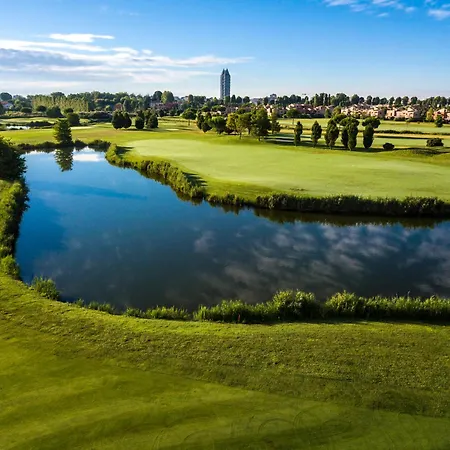 Living At Golf Club Apartment